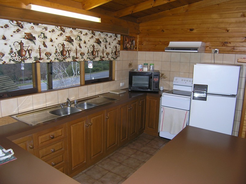 2 Clarkes Lane, Wandiligong VIC 3744