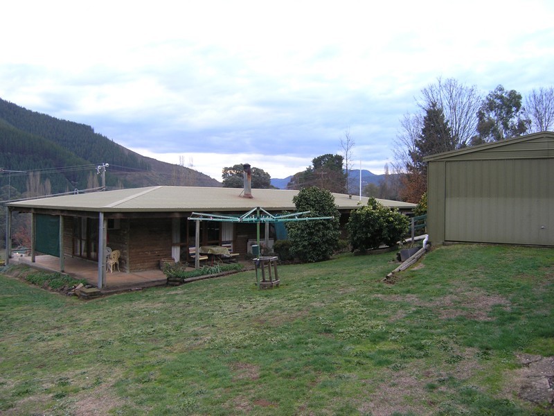 2 Clarkes Lane, Wandiligong VIC 3744