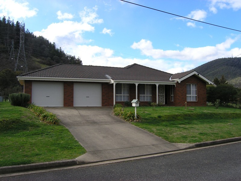 7 Showers Avenue, Bright VIC 3741