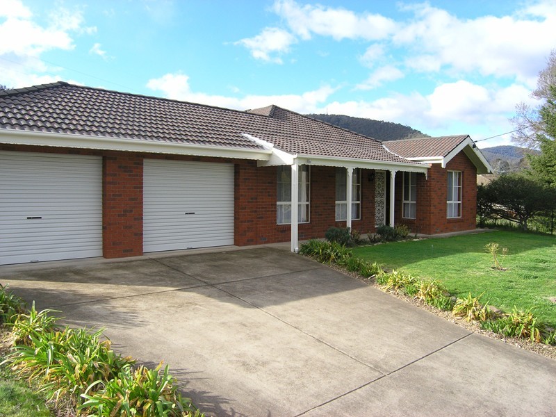 7 Showers Avenue, Bright VIC 3741