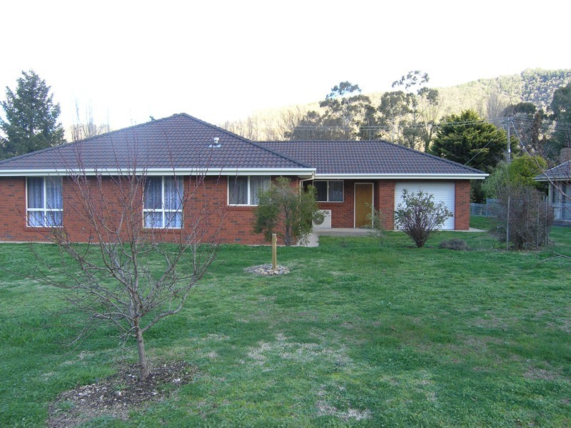 7 Showers Avenue, Bright VIC 3741