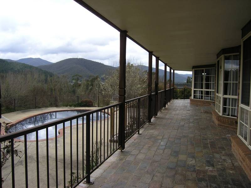 2 James Close, Bright VIC 3741