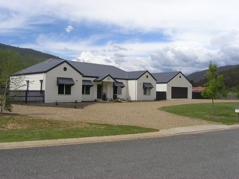 4 Louie Court, Bright VIC 3741