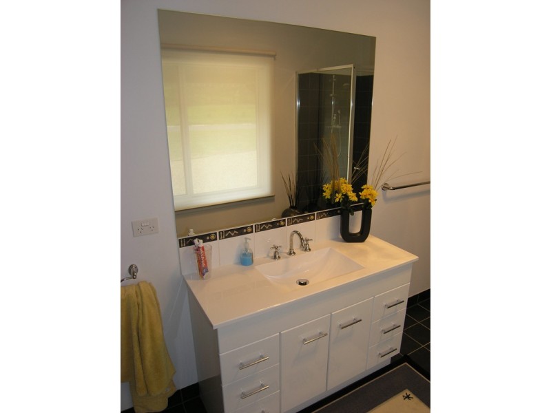 4 Louie Court, Bright VIC 3741