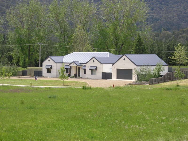 4 Louie Court, Bright VIC 3741