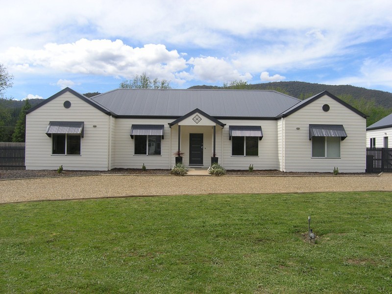 4 Louie Court, Bright VIC 3741