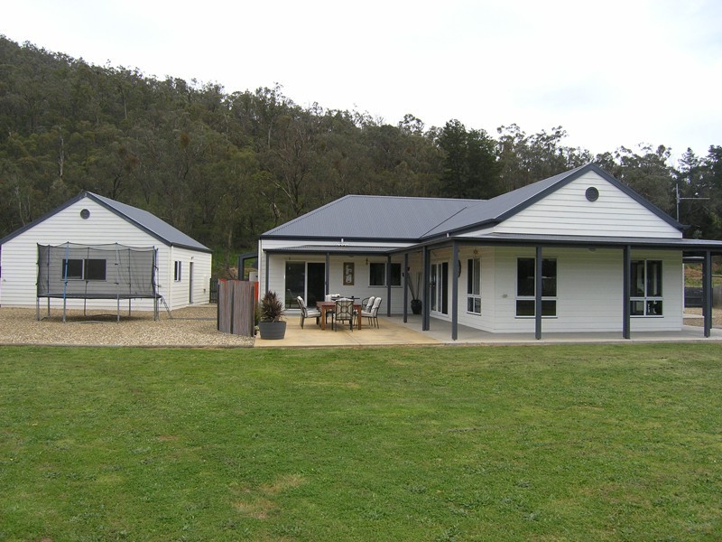 4 Louie Court, Bright VIC 3741