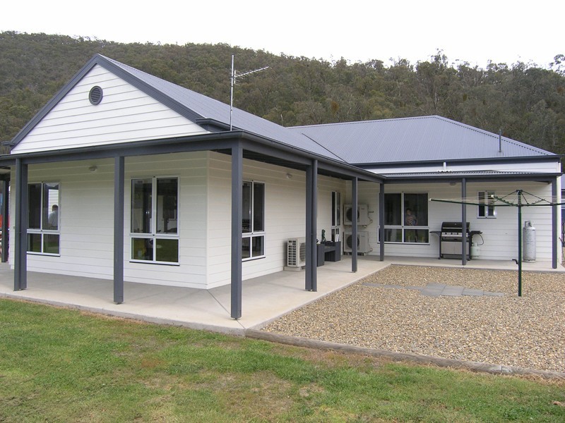 4 Louie Court, Bright VIC 3741