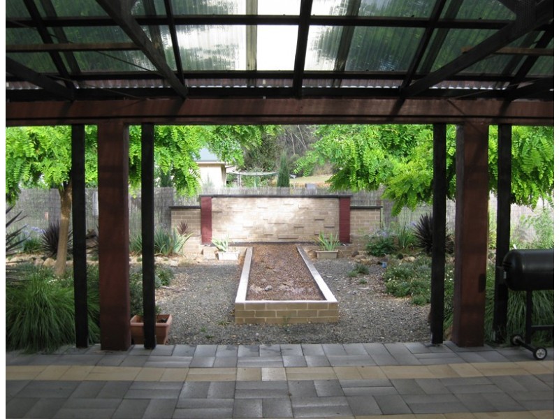 1 Louie Court, Bright VIC 3741