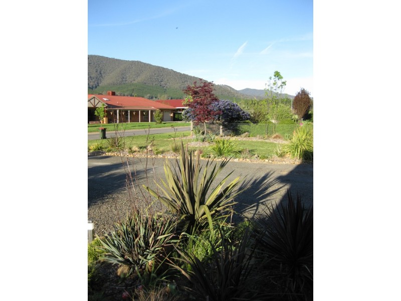 1 Louie Court, Bright VIC 3741