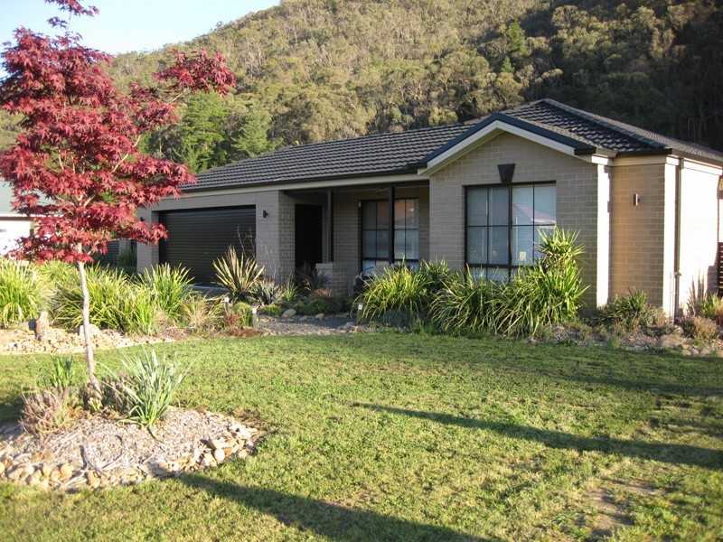 1 Louie Court, Bright VIC 3741