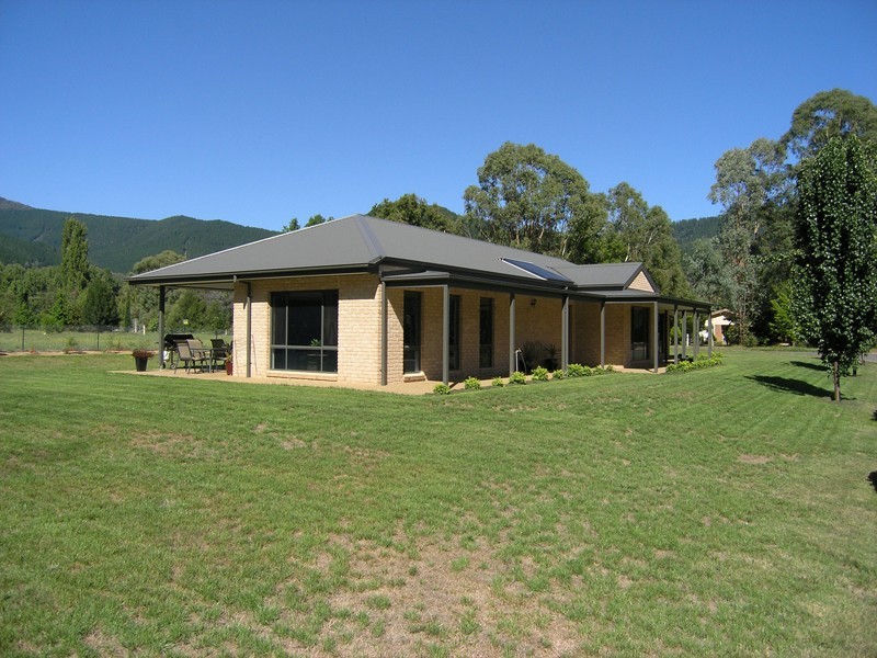 12 Ashwood Avenue, Bright VIC 3741