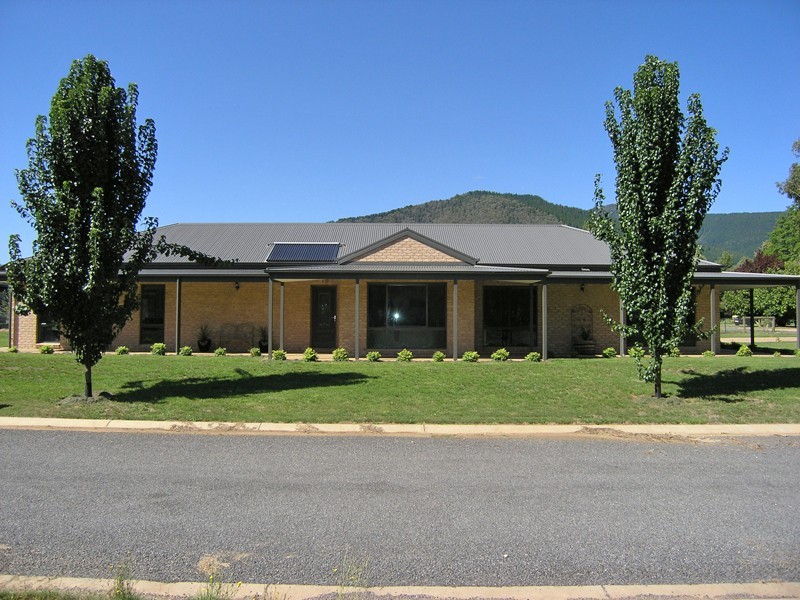 12 Ashwood Avenue, Bright VIC 3741