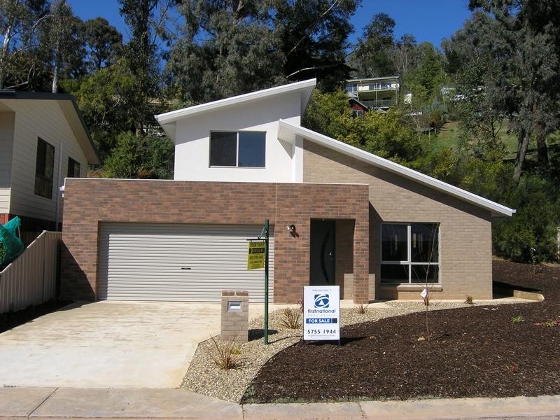 15 Kilfinan Crescent, Bright VIC 3741