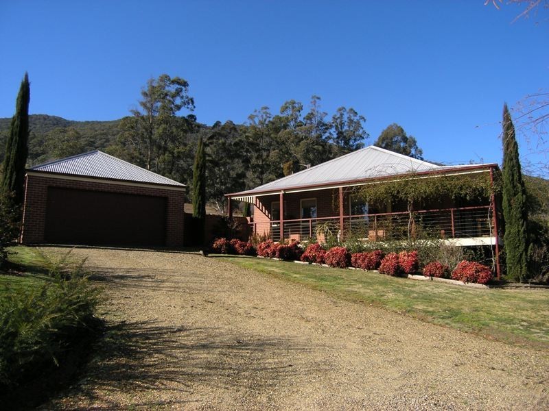 6 Clarkes Road, Wandiligong VIC 3744