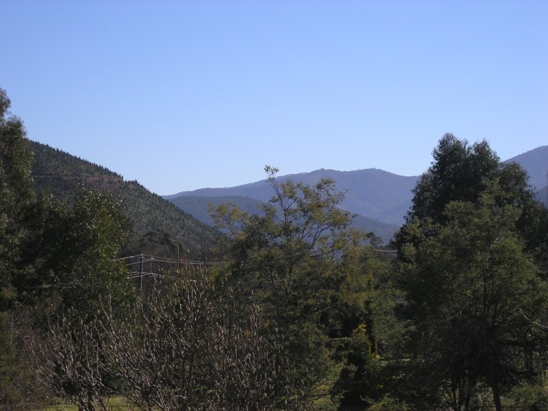 6 Clarkes Road, Wandiligong VIC 3744