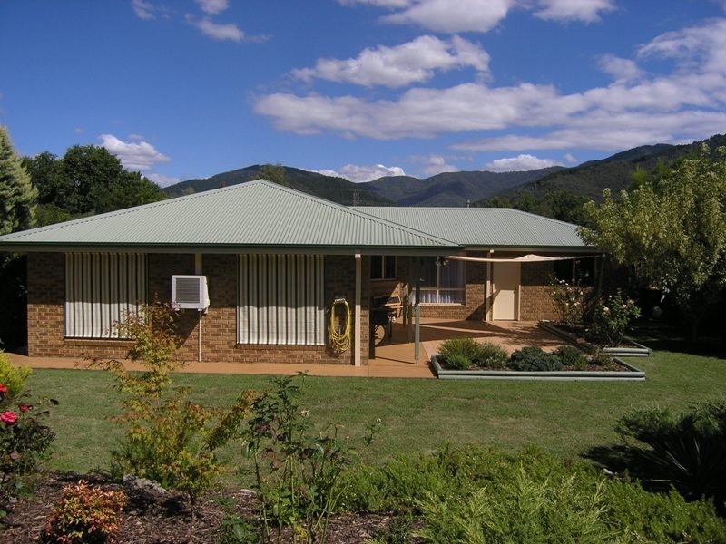 2 Norman Court, Bright VIC 3741
