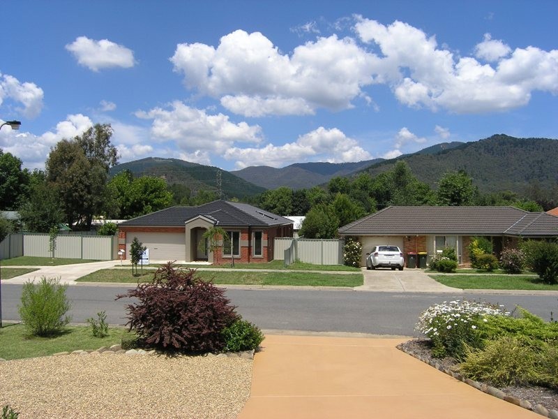 2 Norman Court, Bright VIC 3741