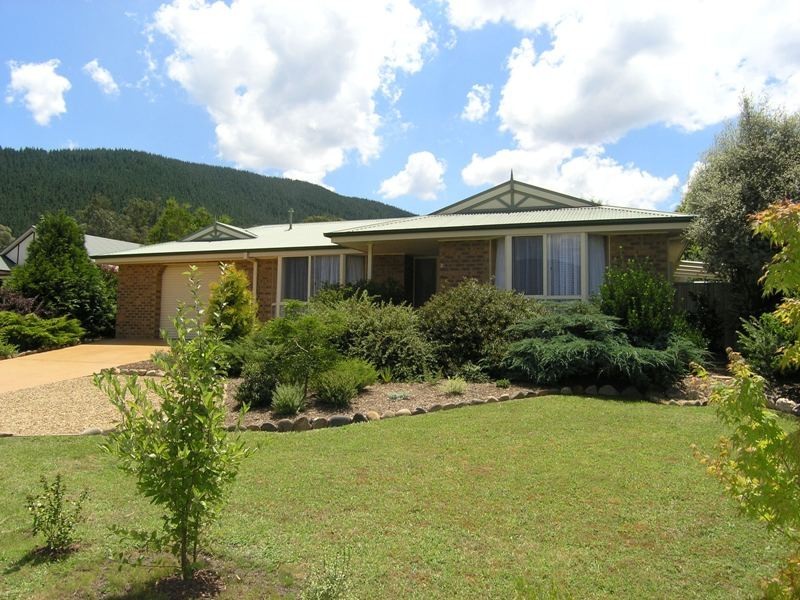 2 Norman Court, Bright VIC 3741