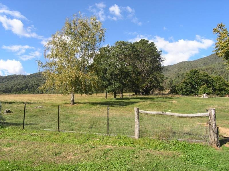 27 School Road, Wandiligong VIC 3744