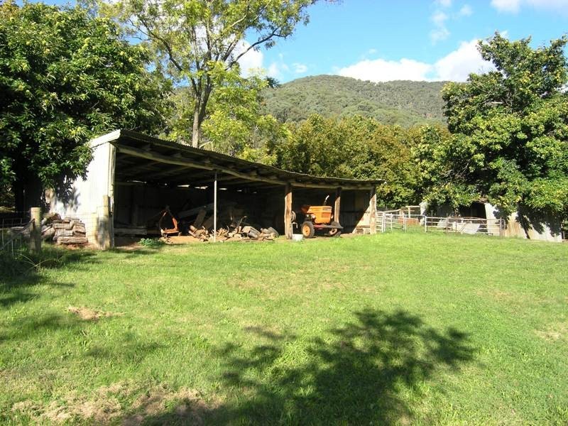 27 School Road, Wandiligong VIC 3744