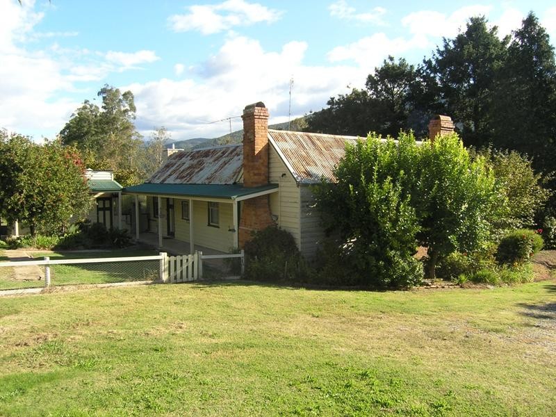 27 School Road, Wandiligong VIC 3744