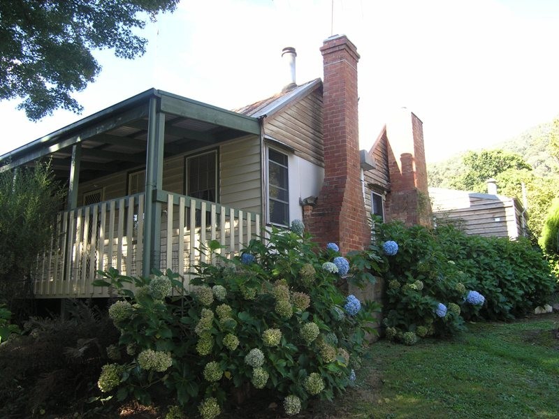 27 School Road, Wandiligong VIC 3744