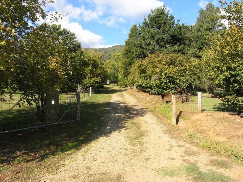 27 School Road, Wandiligong VIC 3744