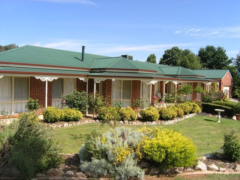 15 Walnut Grove, Bright VIC 3741