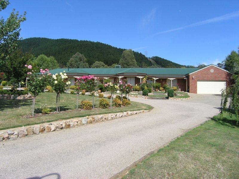 15 Walnut Grove, Bright VIC 3741