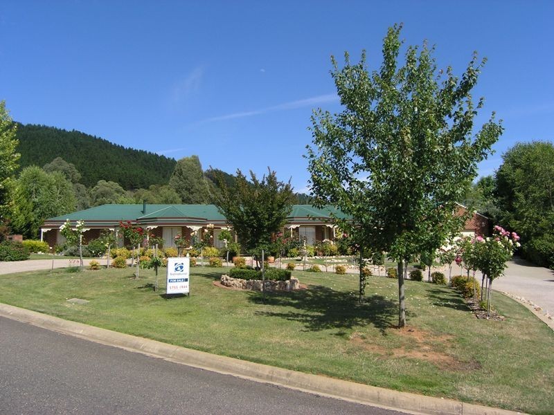 15 Walnut Grove, Bright VIC 3741