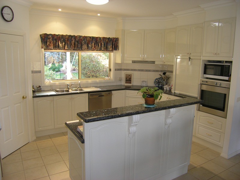 15 Walnut Grove, Bright VIC 3741