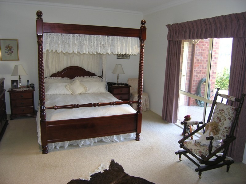 15 Walnut Grove, Bright VIC 3741