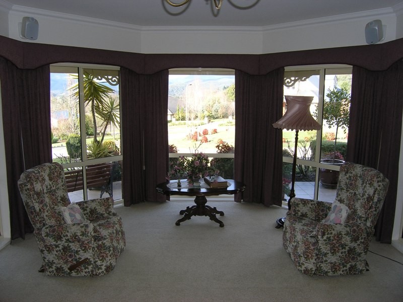 15 Walnut Grove, Bright VIC 3741