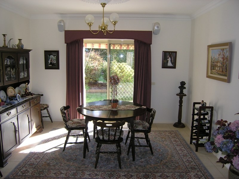 15 Walnut Grove, Bright VIC 3741