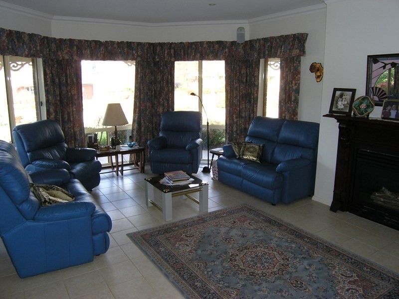 15 Walnut Grove, Bright VIC 3741