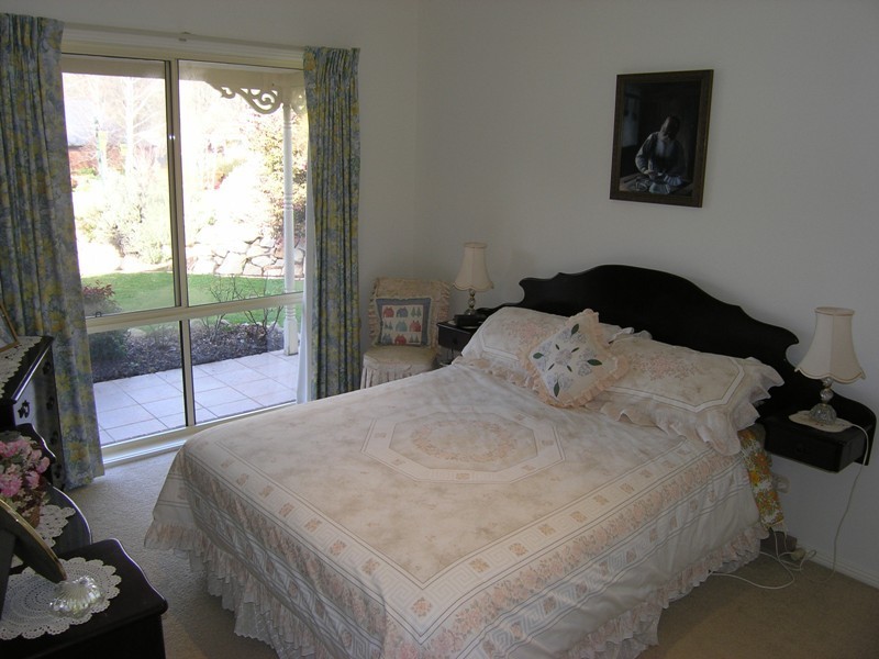 15 Walnut Grove, Bright VIC 3741