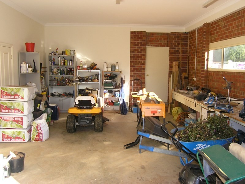 15 Walnut Grove, Bright VIC 3741