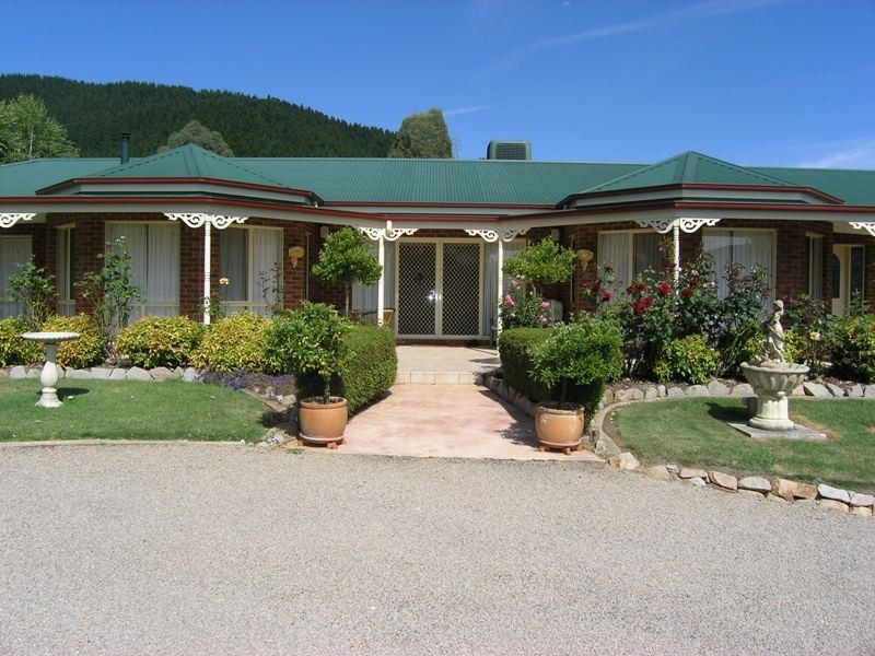 15 Walnut Grove, Bright VIC 3741