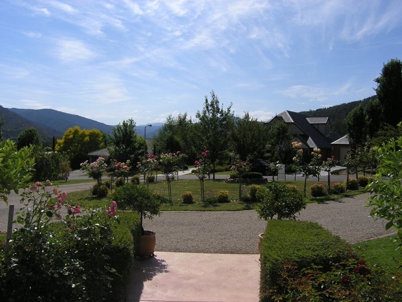 15 Walnut Grove, Bright VIC 3741