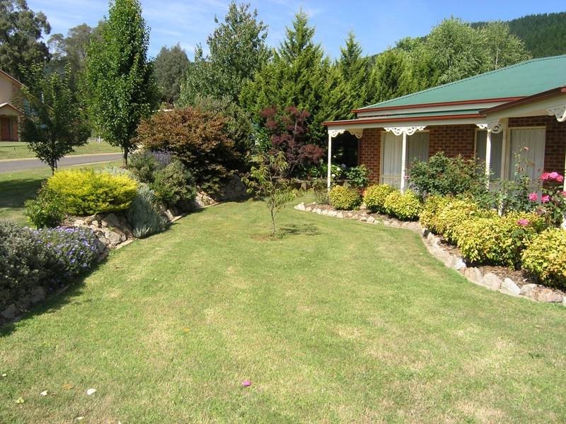 15 Walnut Grove, Bright VIC 3741