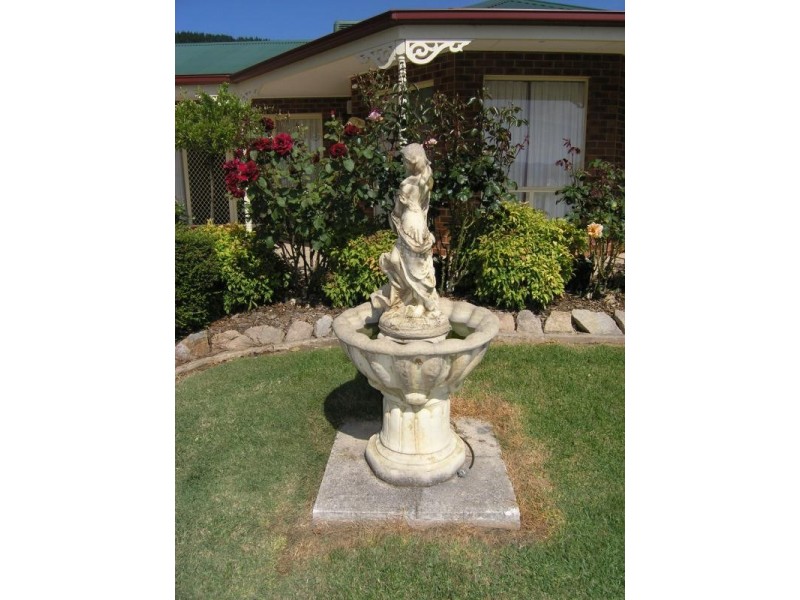 15 Walnut Grove, Bright VIC 3741