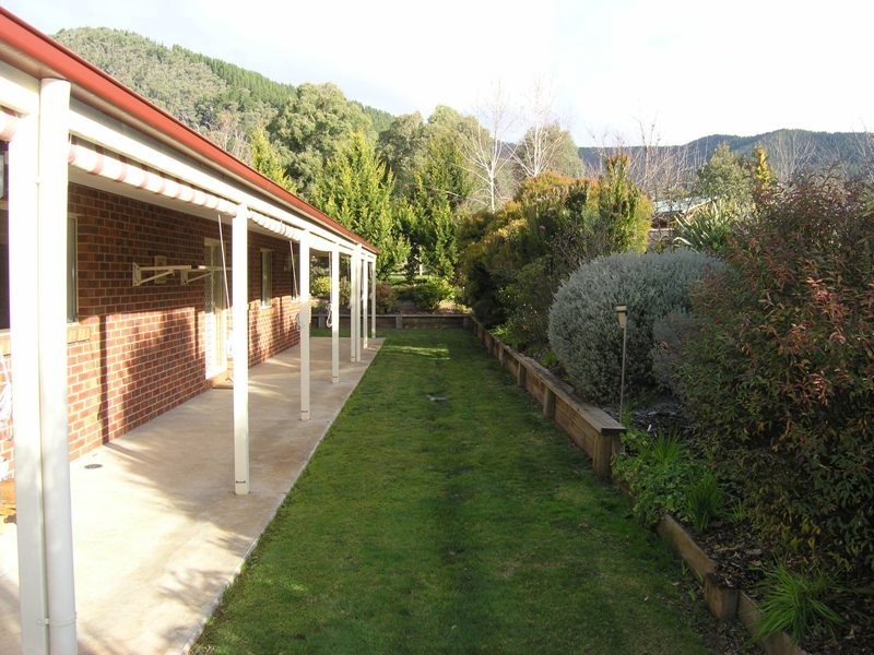 15 Walnut Grove, Bright VIC 3741