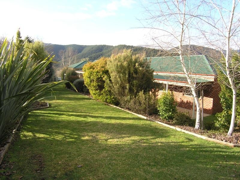 15 Walnut Grove, Bright VIC 3741