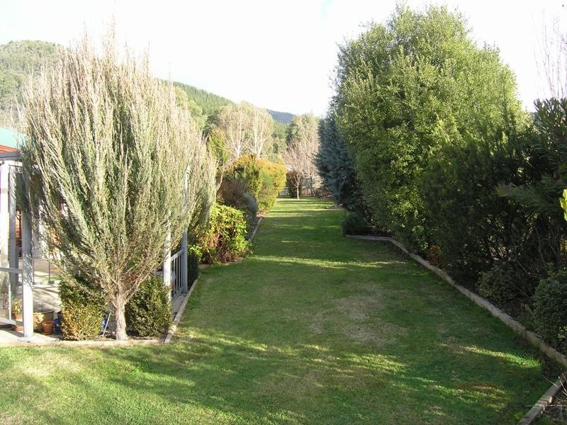 15 Walnut Grove, Bright VIC 3741