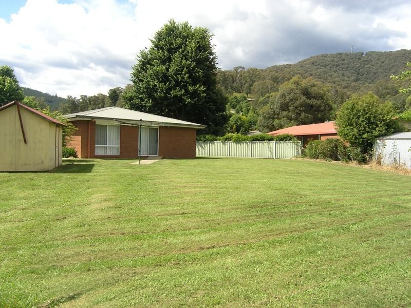 16 Lumley Drive, Bright VIC 3741