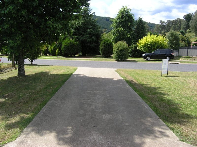 16 Lumley Drive, Bright VIC 3741