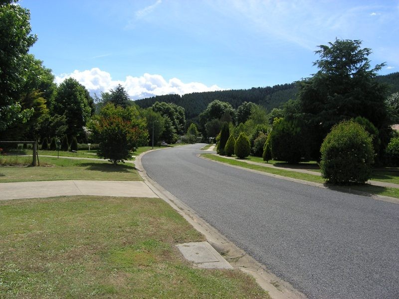 16 Lumley Drive, Bright VIC 3741