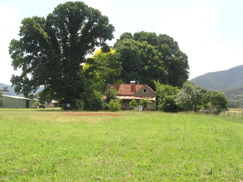 5962 Great Alpine Road, Bright VIC 3741