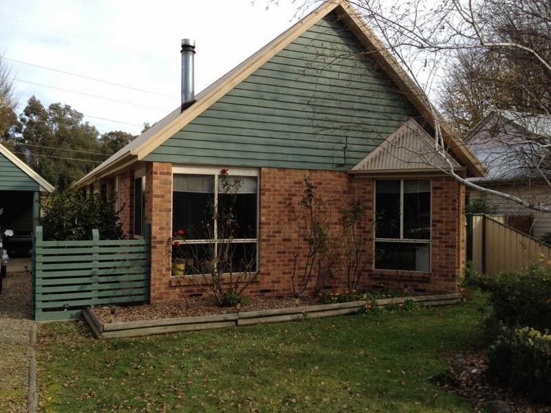 8 Lumley Dve, Bright VIC 3741